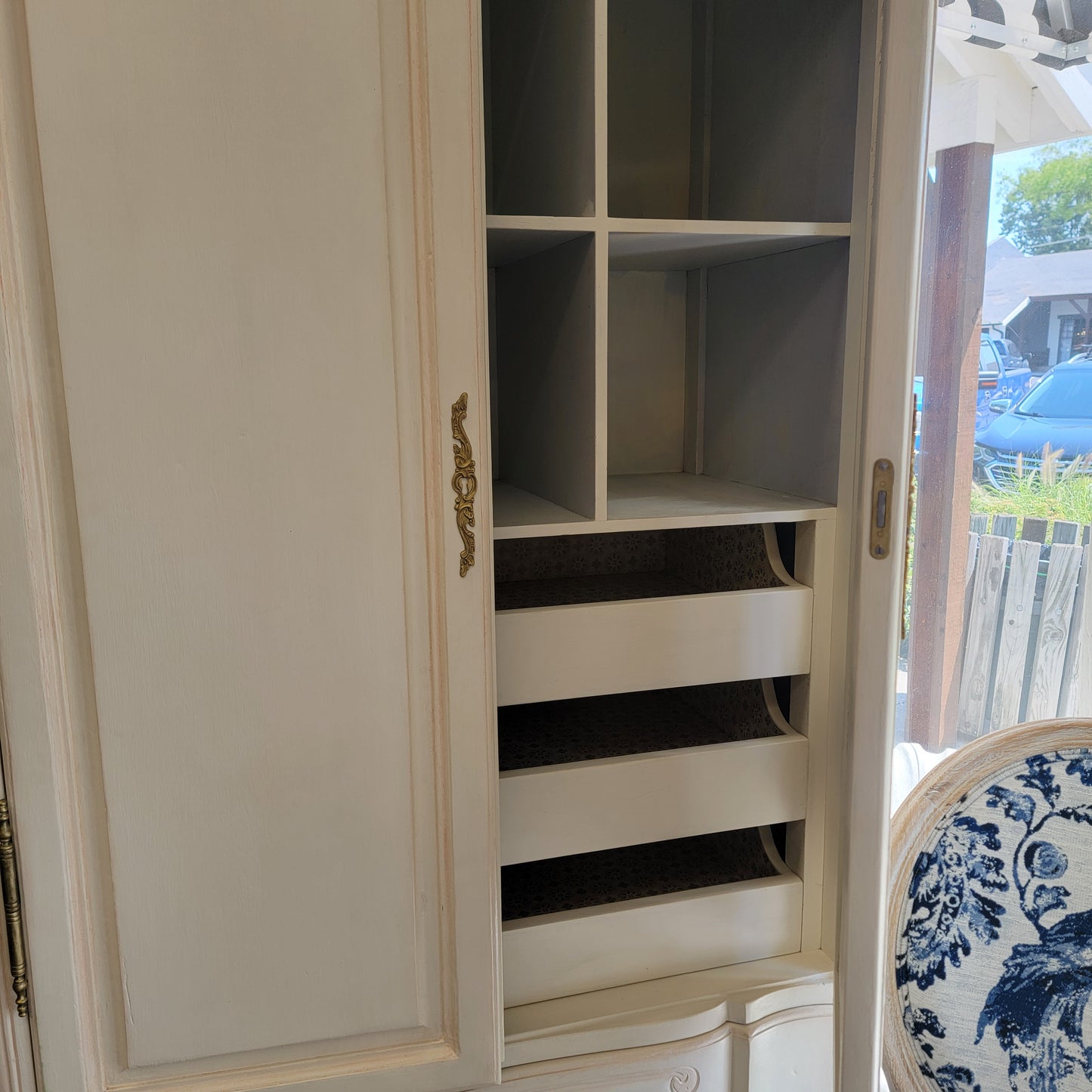 Vintage Armoire - Ready to Upstyle - (𝐏𝐢𝐜𝐤-𝐔𝐩 𝐎𝐧𝐥𝐲)