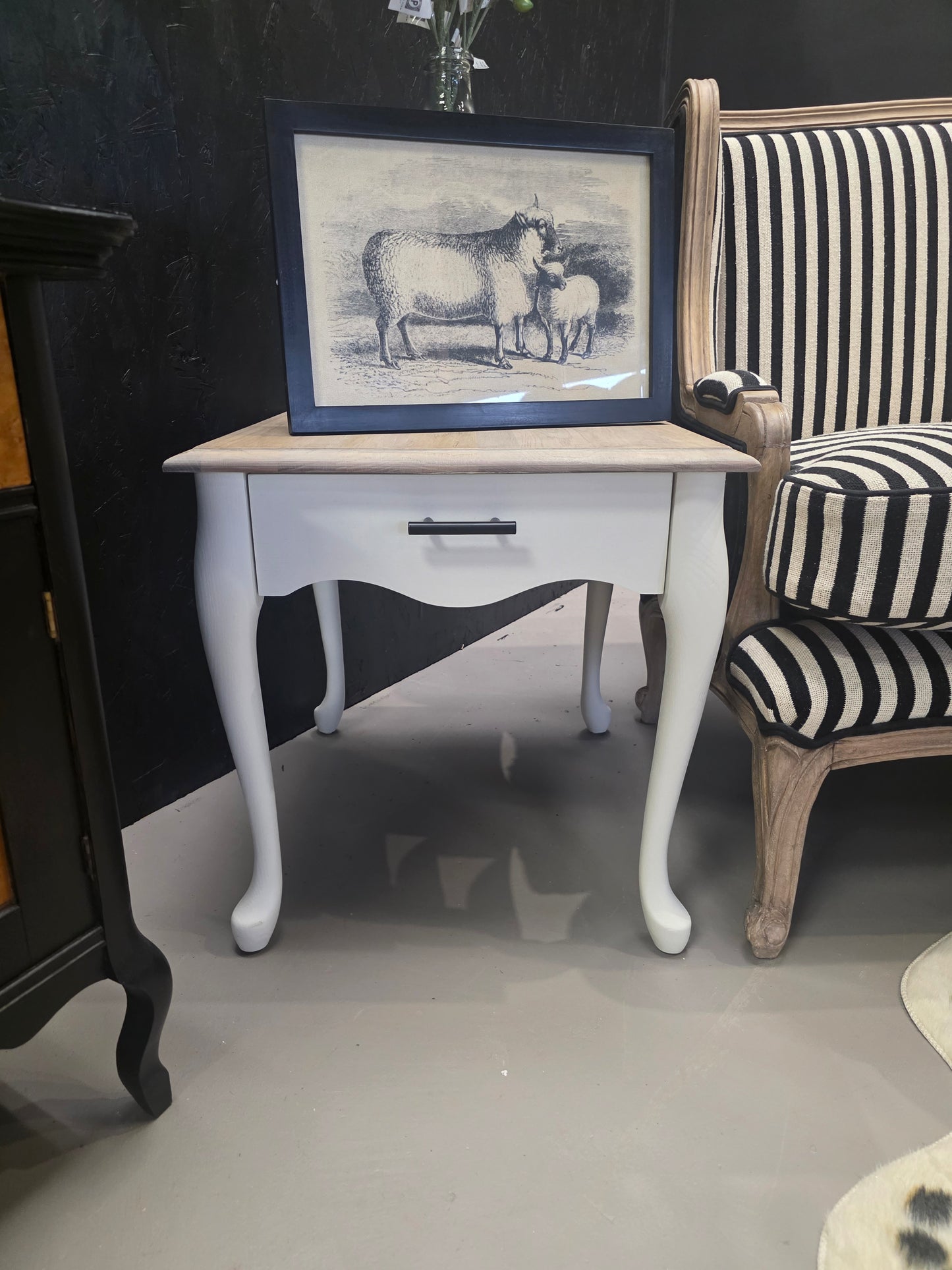 Stylish Side / End Table - (𝐏𝐢𝐜𝐤-𝐔𝐩 𝐎𝐧𝐥𝐲)