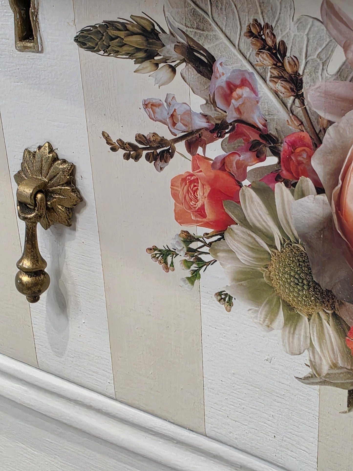 Vintage Dresser / Accent Cabinet  - (𝐏𝐢𝐜𝐤-𝐔𝐩 𝐎𝐧𝐥𝐲)