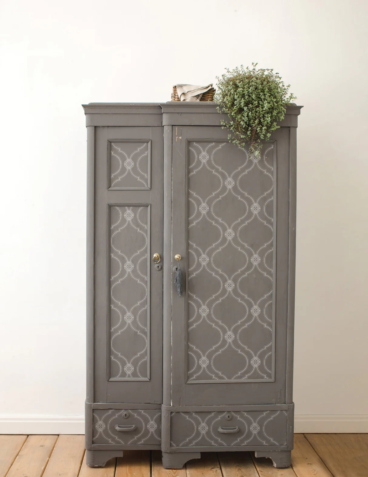 Bella - IOD Decor Stamp 2022