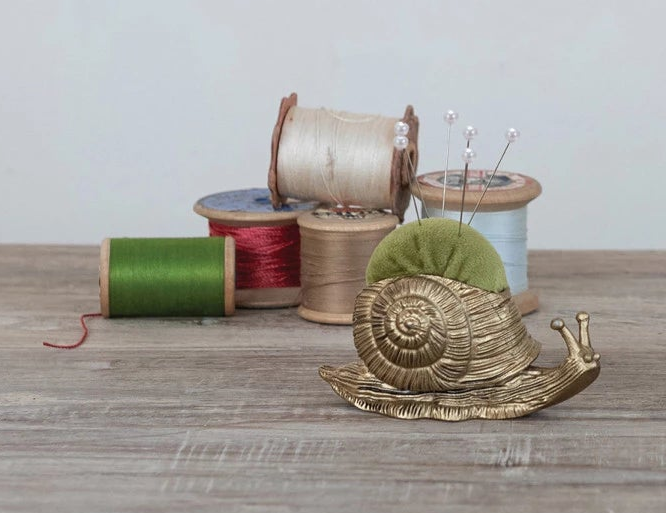 SNAIL-Velvet Pin Cushion with 5 Pearl Head Pins