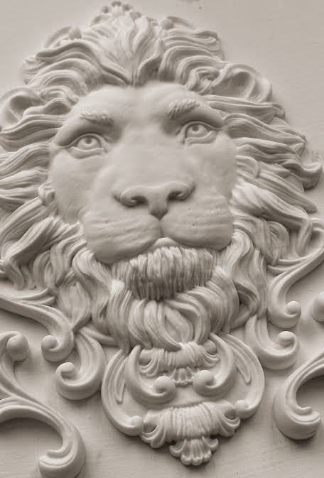 Leonidas  (𝗨𝘀𝗲𝗱 - 𝗟𝗶𝗸𝗲 𝗡𝗲𝘄) - IOD Decor Mould